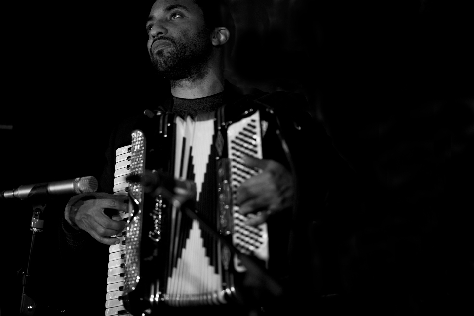 Photo d'Alix Noël-Guéry, pianiste et accordéoniste du groupe Nestor Valdez. Photo prise par Elaine Graham. Design par Musicos Productions