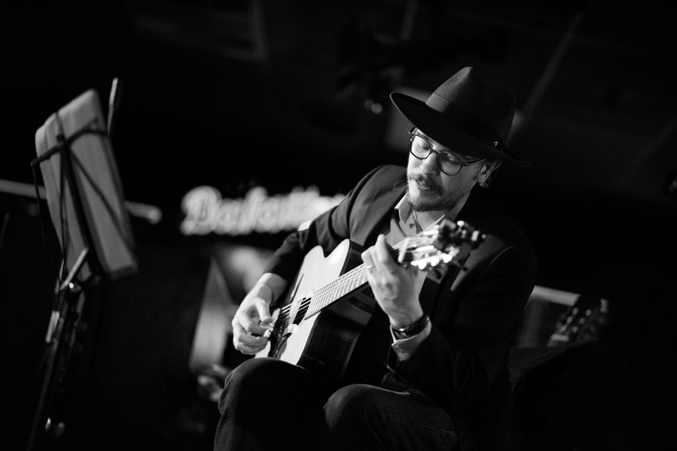 Photo de Marc Wencelius, guitariste du groupe Nestor Valdez. Photo prise par Elaine Graham. Design par Musicos Productions