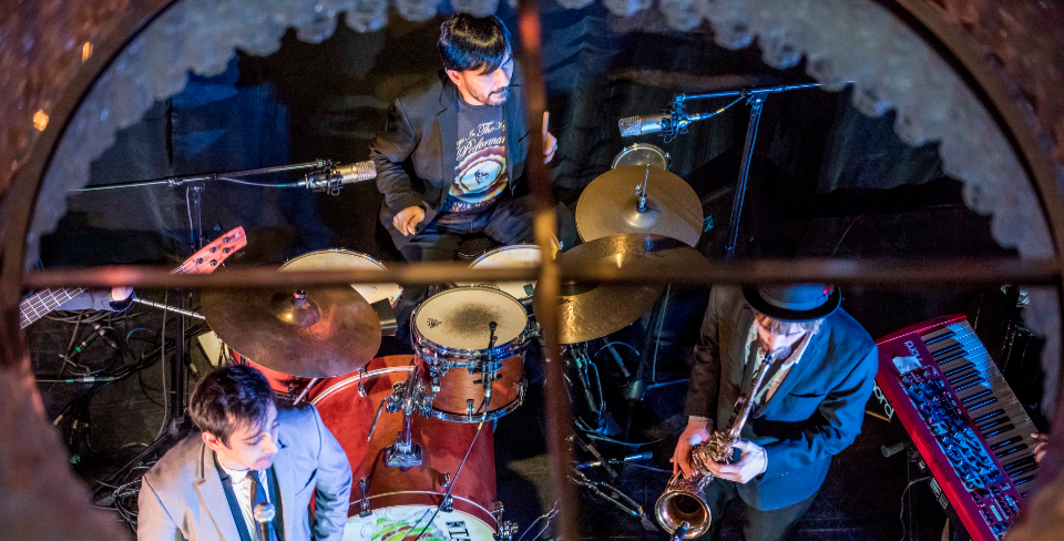 Photo originale de mirroir du groupe Nestor Valdez à l'OMNI Hotel à Montreal, avec les musiciens Alix Noël-Guéry, Marc Wencelius, Andrew Bruhelius, Aquiles Melo. Photo de Peter Graham, design par Musicos Productions